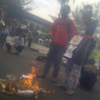Mahasiswa Bandung Turun ke Jalan Tolak Kenaikan BBM
