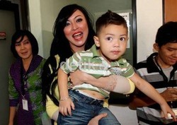 Angie Titipkan Keanu ke Pesantren Ustad Yusuf Mansyur