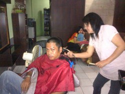  Gubernur Riau Ditahan KPK, Caleg Golkar Potong Rambut