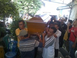Jenazah Sopir Mobil ATM yang Tertembak Polisi Disambut Isak Tangis