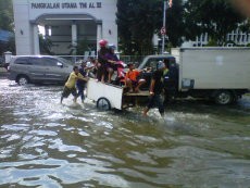 Banjir Rob di Jl Gunung Sahari, Ojek Gerobak Tangguk Rezeki