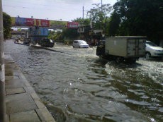 Jalan Gunung Sahari di Depan Lantamal III Masih Digenangi Banjir Rob