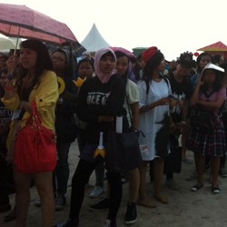 Gerimis, Fans Tetap Setia Antre di Konser G-Dragon
