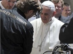 Paus Fransiskus Dapat Dua Harley