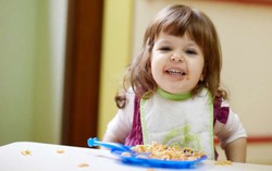 Ajarkan si Kecil Makan Sendiri Dengan Cara Ini