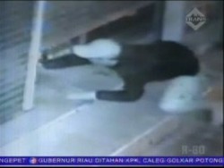 Aksi Pencurian Toko Terekam CCTV