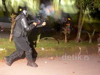 Tolak Kenaikan BBM, Mahasiswa UNM Bentrok dengan Polisi