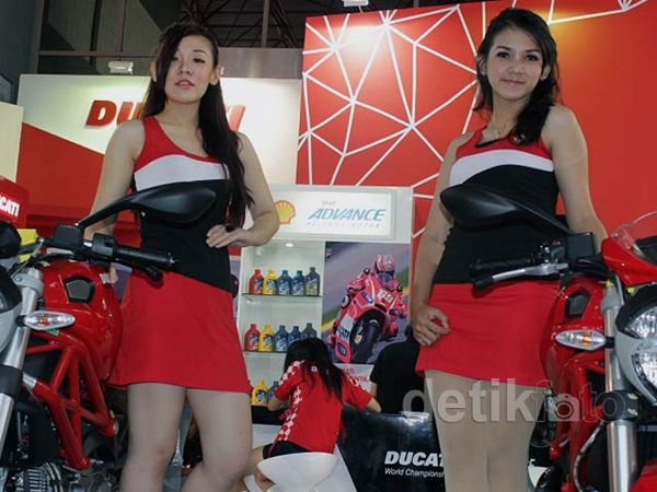 Si Cantik nan Seksi di Booth Pabrikan Motor