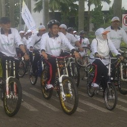 Suswono dan PNS Kementan Bersepeda Santai Keliling Ragunan