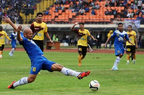 Van Dijk Dua Gol, Persib Bantai SFC 4-0