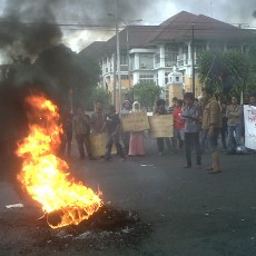 Mahasiswa Tutup Jalan Tolak Kenaikan Harga BBM, Warga Marah