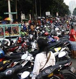 Kondisi Lalu Lintas di Monas: Kotor, Macet dan Banyak Parkir Liar