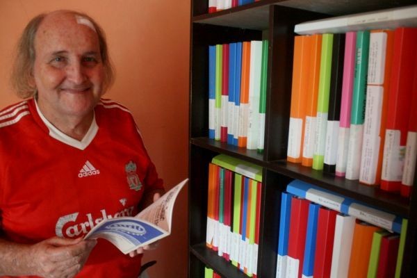 Di perpustakaannya, dengan baju klub kesayangannya, Liverpool (Aqwan/PFI/detiksport) Di perpustakaannya, dengan baju klub kesayangannya, Liverpool (Aqwan/PFI/detiksport)