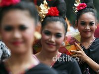 Parade Budaya Semarakkan Car Free Day
