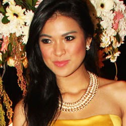 Delia Datang Tanpa Pacar ke Resepsi Ricky Harun