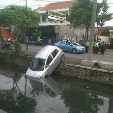 Ditinggal Makan Soto, KIA Picanto Jalan Sendiri dan Kecemplung Sungai