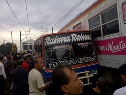 Penumpang Kereta yang Tabrak Metromini di Pasar Minggu Pindah Naik Angkot