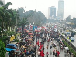 Demonstran Terus Berdatangan ke DPR, Polisi Tutup Jl Gatot Subroto