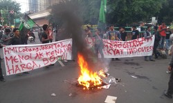 HMI Tolak BBM Naik dengan Blokir Jalan di Cikini, Lalu Lintas Tersendat