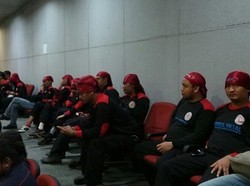 Rapat Alot! Buruh & Mahasiswa Masuk Ruang Rapat Paripurna