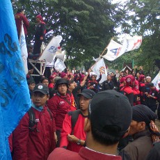  Selagi Demo, Para Buruh Kumpulkan Uang Solidaritas