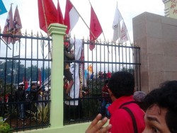 Demo BBM di DPR, Buruh dan Mahasiswa Sempat Saling Dorong