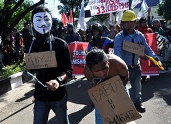 Tolak BBM, Ratusan Mahasiswa dan Ibu-ibu Geruduk DPRD Sulsel