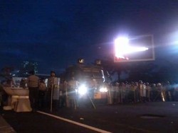 Bersalawat dan Lempar Batu, Pendemo Masih Bertahan di Depan DPR