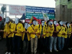 Demo BBM, Mahasiswa Bertopeng V for Vendetta Duduki Jl Gatot Subroto