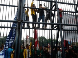 Mahasiswa Panjati Pagar Gedung DPR, Jl Gatot Subroto Masih Ditutup