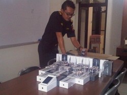 Petugas Bea Cukai Batam Sita 34 Iphone-5 Ilegal