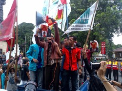 Aksi Tolak BBM di Solo, Mulai dari Robek Foto SBY Sampai Blokir Jalan