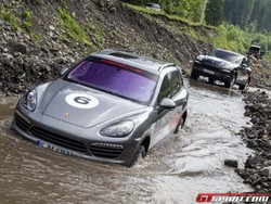 Ketika Mobil Mewah Porsche Cayenne Berkubang di Lumpur