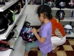 Anak Kecil Juga Jadi Korban Helm SNI Palsu