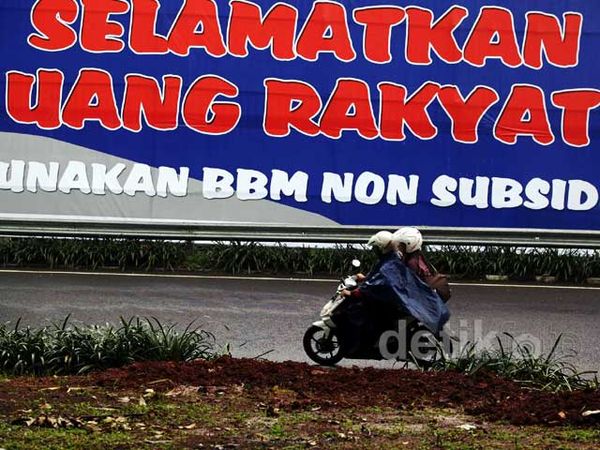 Baleho Raksasa Hemat BBM Terpajang di Senayan