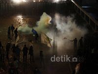 Polisi Bubarkan Demonstran di Gedung DPR