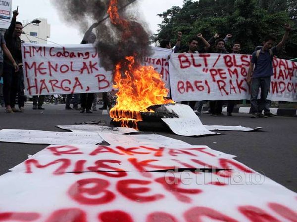 HMI Blokir Jalan Cikini