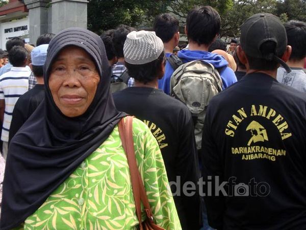 Mbok Minah Ikut Demo Tolak Kenaikan BBM