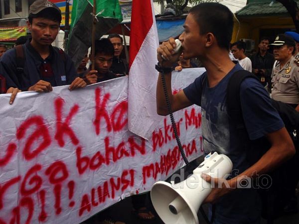 Demo Tolak Kenaikan BBM, Jalan Pramuka Macet
