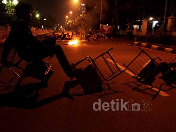 Jalan Diponegoro Salemba Diblokade