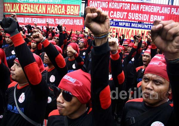 Buruh Geruduk Gedung DPR