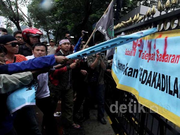 Mahasiswa Nyaris Robohkan Gerbang Kantor Jero Wacik