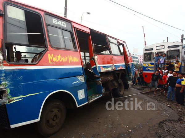 Metromini Ditabrak Kereta