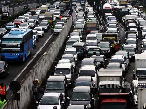 Ada Demo BBM di DPR, Gatot Subroto Macet