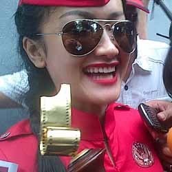 Keluar Penjara, Jupe Kenakan Baju Serba Merah Seperti Pramugari