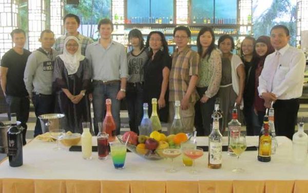 Serunya Belajar Meracik Cocktail di Satoo Garden