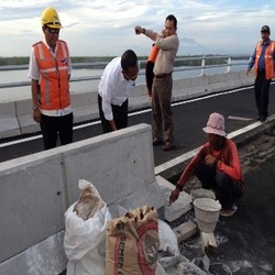 Resmikan Jalan Tol Bali, Dahlan Ajak Warga Foto-foto di Atas Laut