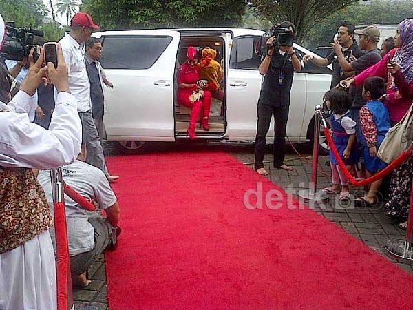 Tiba di Masjid, Jupe Disambut Red Carpet