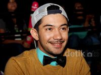 Dasi Kupu-kupu Reza Rahadian