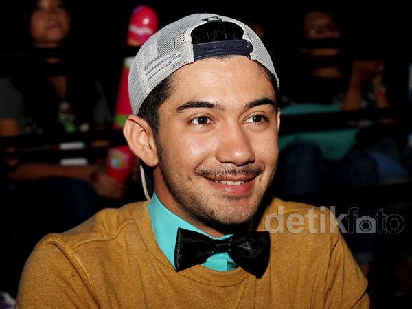 Dasi Kupu-kupu Reza Rahadian